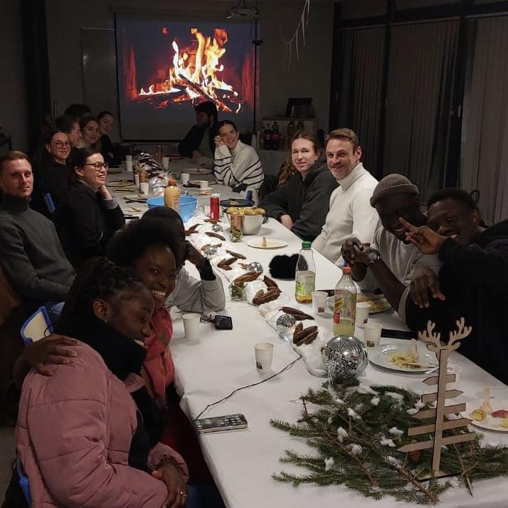 Les élèves ont organisé une soirée raclette qui a réchauffé les cœurs et les esprits ! 🧀✨